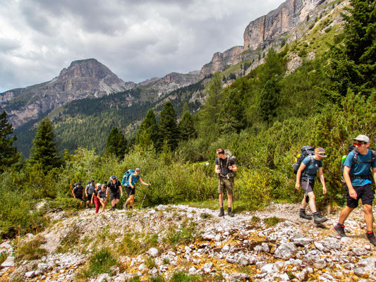 Impressionen der Dolomiten auf unserer Mehrtageswanderung Etappe 1 von Wolkenstein zur Puez Hütte, im Naturpark Puez-Geisler (hier: durch das Langental)