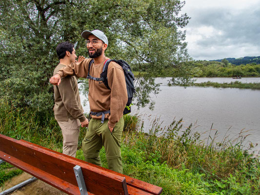 Rundwanderung am Grüntensee: Teilnehmende des Integrationsprojekts Wanderglück genießen die gemeinsame Rundwanderung am malerischen Grüntensee im Allgäu, erleben Natur und Gemeinschaft trotz Regen und entdecken die Vielfalt der Landschaft