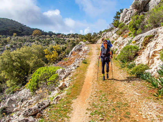 Mehrtagestrekking auf dem Lykischen Weg in der Türkei - wandern fernab der Zivilisation in einer traumhaften Landschaft umgeben von Meer, Klippen und Bergen. (hier: Etappe 4 von Bel über Pydnai nach Xanthos (Kinik)