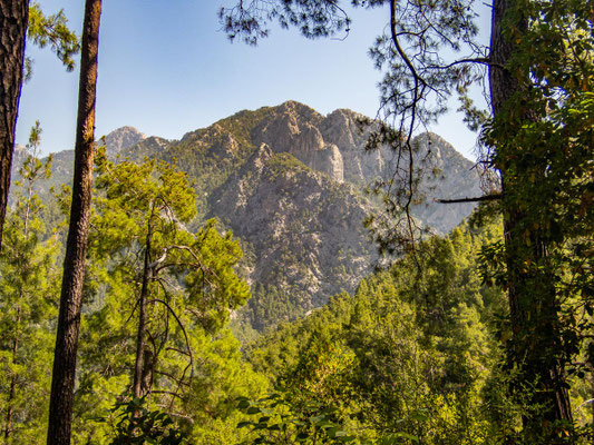 Mehrtagestrekking auf dem Lykischen Weg in der Türkei - wandern fernab der Zivilisation in einer traumhaften Landschaft umgeben von Meer, Klippen und Bergen. (hier: Etappe 17 von Göynük Yaylasi nach Göynük)