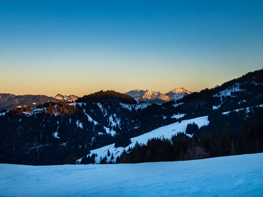 Abwechslungsreiche Schneeschuhtour in den Allgäuer Alpen - hinauf auf's Bleicherhorn, Höllritzereck, Ostertalberg und Tennenmooskopf.