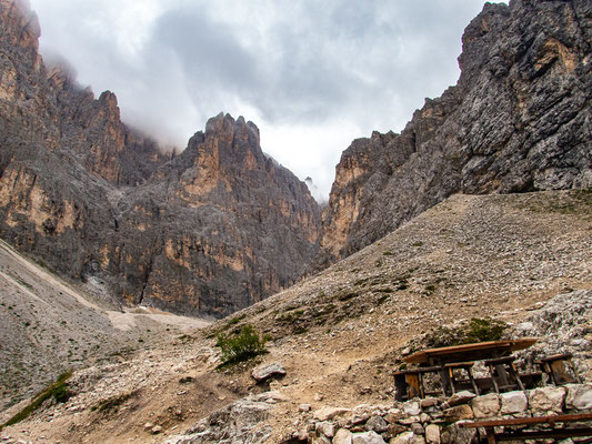 Dolomiten-Durchquerung durch die Seiser Alm und das Rosengartenmassiv mit Wanderung von der Langkofelhütte zur Grasleitenpasshütte bei Regen, Nebel und alpiner Berglandschaft