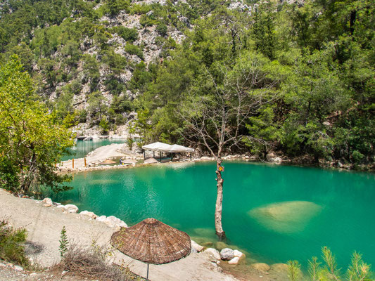 Mehrtagestrekking auf dem Lykischen Weg in der Türkei - wandern fernab der Zivilisation in einer traumhaften Landschaft umgeben von Meer, Klippen und Bergen. (hier: Etappe 17 von Göynük Yaylasi nach Göynük)