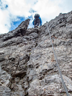 Spektakulärer Gipfel und Adrenalin pur, verspricht der Schlicker bzw. Ochsenwand Klettersteig in den Stubaier Alpen.