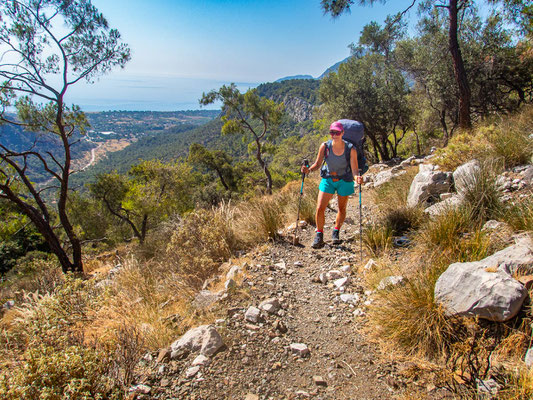 Mehrtagestrekking auf dem Lykischen Weg in der Türkei - wandern fernab der Zivilisation in einer traumhaften Landschaft umgeben von Meer, Klippen und Bergen. (hier: Etappe 14 von Cirali nach Beycik)
