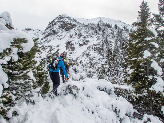 Anspruchsvolle Winterwanderung auf die Schöttelkarspitze, in der Soierngruppe im Karwendel.