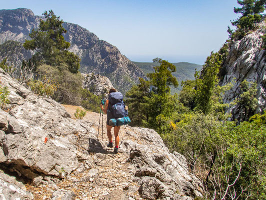 Mehrtagestrekking auf dem Lykischen Weg in der Türkei - wandern fernab der Zivilisation in einer traumhaften Landschaft umgeben von Meer, Klippen und Bergen. (hier: Etappe 17 von Göynük Yaylasi nach Göynük)