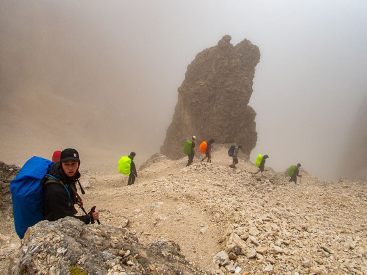 Dolomiten-Durchquerung durch die Seiser Alm und das Rosengartenmassiv mit Wanderung von der Langkofelhütte zur Grasleitenpasshütte bei Regen, Nebel und alpiner Berglandschaft