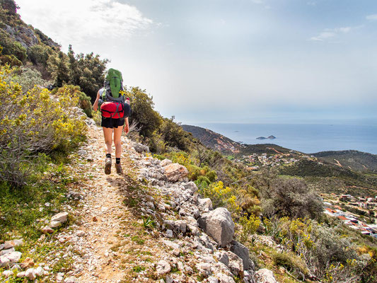 Mehrtagestrekking auf dem Lykischen Weg in der Türkei - wandern fernab der Zivilisation in einer traumhaften Landschaft umgeben von Meer, Klippen und Bergen. (hier: Etappe 8 von Kalkan nach Saribelen).