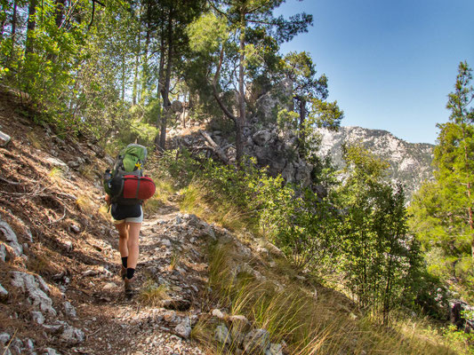 Mehrtagestrekking auf dem Lykischen Weg in der Türkei - wandern fernab der Zivilisation in einer traumhaften Landschaft umgeben von Meer, Klippen und Bergen. (hier: Etappe 17 von Göynük Yaylasi nach Göynük)