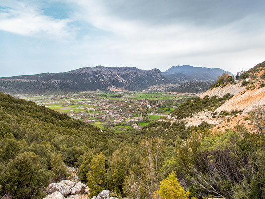 Mehrtagestrekking auf dem Lykischen Weg in der Türkei - wandern fernab der Zivilisation in einer traumhaften Landschaft umgeben von Meer, Klippen und Bergen. (hier: Etappe 8 von Kalkan nach Saribelen).