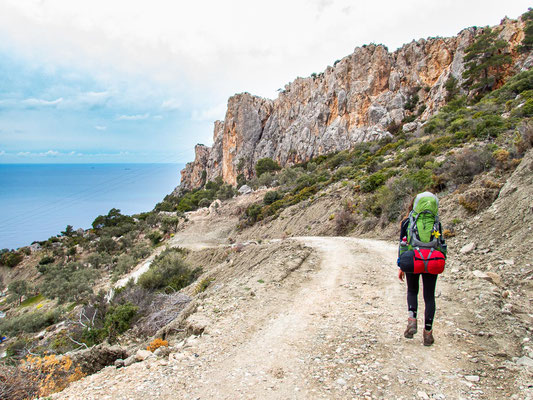 Mehrtagestrekking auf dem Lykischen Weg in der Türkei - wandern fernab der Zivilisation in einer traumhaften Landschaft umgeben von Meer, Klippen und Bergen. (hier: Etappe 7 von Gelemis/Patara nach Kalkan).
