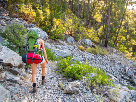 Mehrtagestrekking auf dem Lykischen Weg in der Türkei - wandern fernab der Zivilisation in einer traumhaften Landschaft umgeben von Meer, Klippen und Bergen. (hier: Etappe 17 von Göynük Yaylasi nach Göynük)
