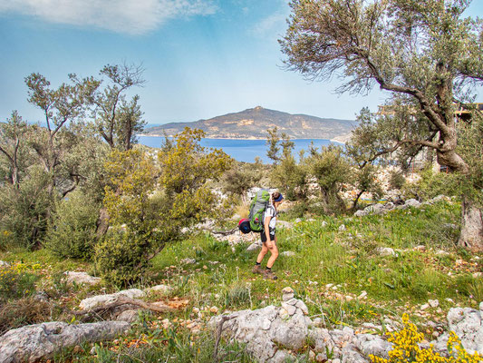 Mehrtagestrekking auf dem Lykischen Weg in der Türkei - wandern fernab der Zivilisation in einer traumhaften Landschaft umgeben von Meer, Klippen und Bergen. (hier: Etappe 8 von Kalkan nach Saribelen).