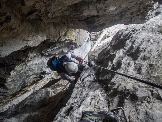 Hexensteig - der ausgefallenen Klettersteig bei Silenen, bei dem es über Baumstämme im Inneren eines Berges nach oben geht.