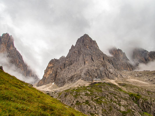 Dolomiten-Durchquerung durch die Seiser Alm und das Rosengartenmassiv mit Wanderung von der Langkofelhütte zur Grasleitenpasshütte bei Regen, Nebel und alpiner Berglandschaft