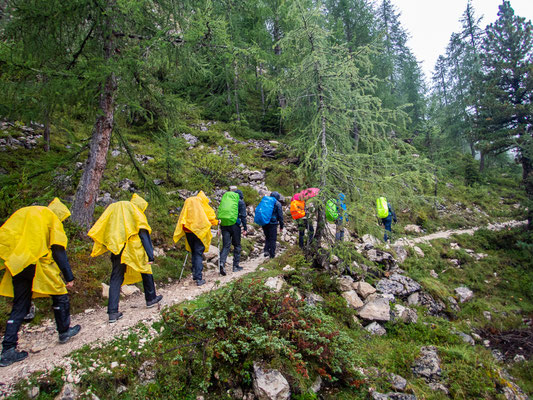 Dolomiten-Durchquerung durch die Seiser Alm und das Rosengartenmassiv mit Wanderung von der Langkofelhütte zur Grasleitenpasshütte bei Regen, Nebel und alpiner Berglandschaft