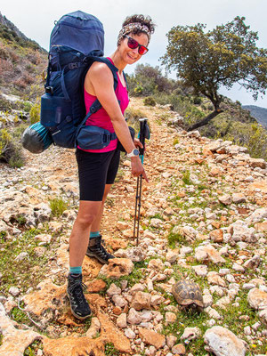 Mehrtagestrekking auf dem Lykischen Weg in der Türkei - wandern fernab der Zivilisation in einer traumhaften Landschaft umgeben von Meer, Klippen und Bergen. (hier: Etappe 8 von Kalkan nach Saribelen).