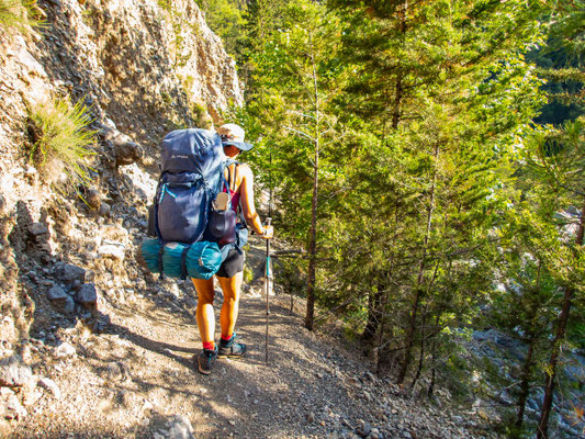 Mehrtagestrekking auf dem Lykischen Weg in der Türkei - wandern fernab der Zivilisation in einer traumhaften Landschaft umgeben von Meer, Klippen und Bergen. (hier: Etappe 17 von Göynük Yaylasi nach Göynük)