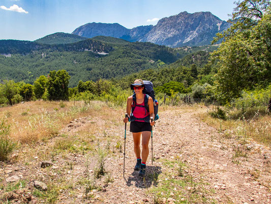Mehrtagestrekking auf dem Lykischen Weg in der Türkei - wandern fernab der Zivilisation in einer traumhaften Landschaft umgeben von Meer, Klippen und Bergen. (hier: Etappe 16 von Gedelme nach Göynük Yaylasi)