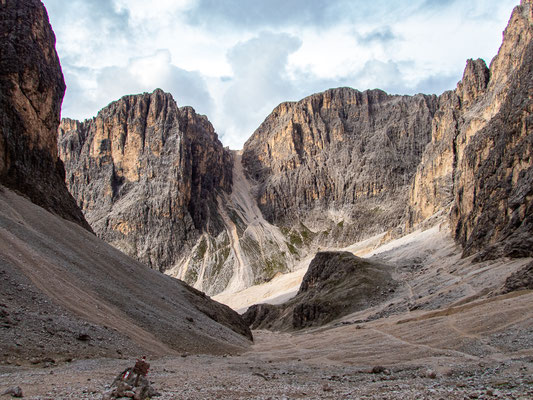 Dolomiten-Durchquerung durch die Seiser Alm und das Rosengartenmassiv mit Wanderung von der Langkofelhütte zur Grasleitenpasshütte bei Regen, Nebel und alpiner Berglandschaft