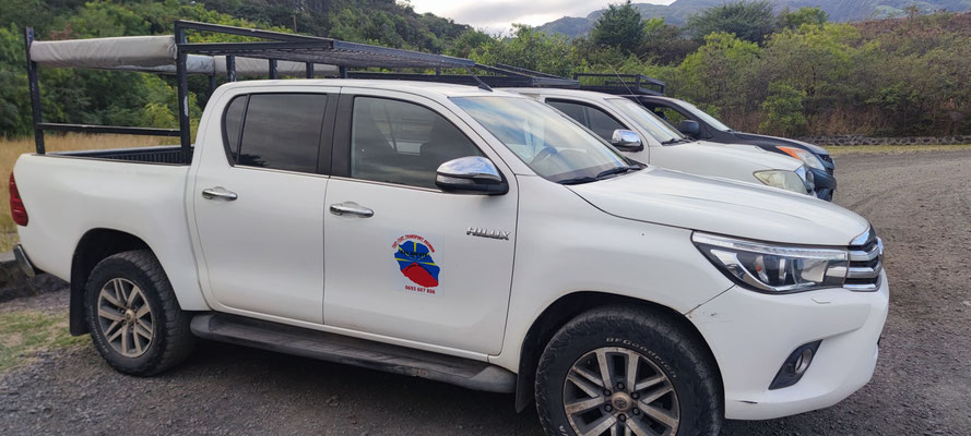 les 4x4 dans le parking de la rivière des galets- Tuit tuit Reunion 4x4 Mafate