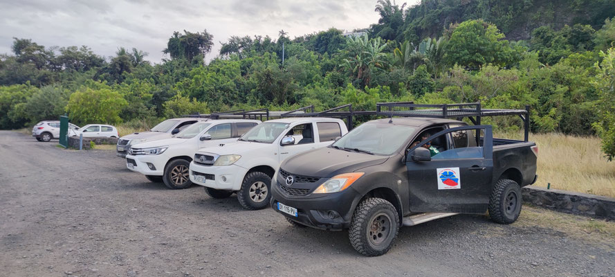 les 4x4 dans le parking de la rivière des galets- Tuit tuit Reunion 4x4 Mafate