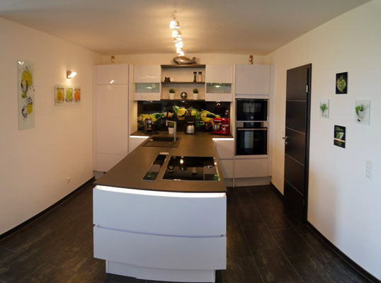 Die moderne Küche der Ferienwohnung Nr. 13 ion der Residenz Windjammer