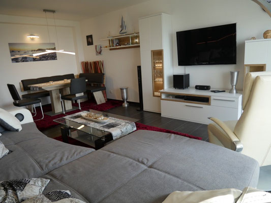 Große Wohnlandschaft mit großem Fernseher