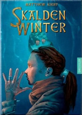 Buchcover "Skaldenwinter": Eine Person mit Zöpfen und einem Schal, die eine Hand mit Ringen hebt, vor einem blauen Hintergrund mit einem großen Mond.