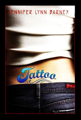 Buchcover "Tattoo": Eine Person von hinten. Das weißte T-Shirt ist etwas hochgerutscht, man sieht ein Stück nackte Haut am Rücken. Über dem Hautstreifen sieht man den Schriftzug Tattoo in blauer Farbe.