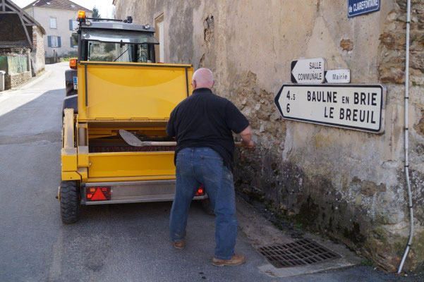 Lorque la machine connaît des difficultés pour ramasser les déchets ou détritus, ceux-ci sont récupérés à la main.