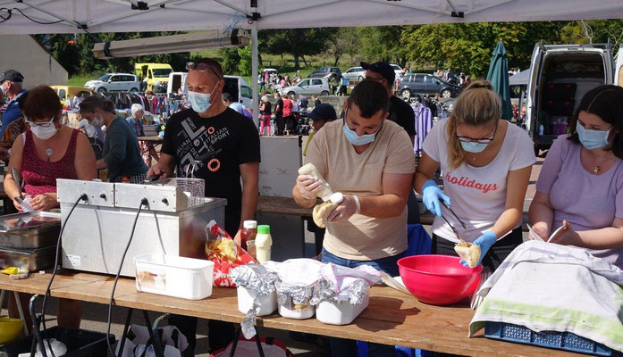 Les bénévoles du comité des fêtes s'affairent en "cuisine".