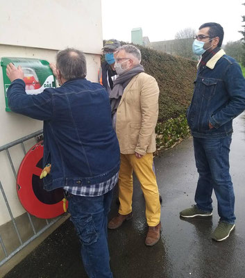 Le DAE (défibrillateur automatisé externe) est installé à un point stratégique, à proximité de la Salle des mariages, de la mairie et de son parc arboré et de la Place des festivités.