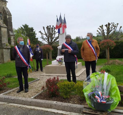 Le monument aux morts de La Chapelle-Monthodon commune de Vallées-en-Champagne. De gauche à droite : Bruno Lahouati, Jean-Yves Roulot et Pierre Troublé.