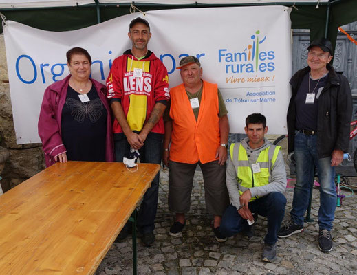 Les bénévoles de l'association Familles Rurales de Trélou-sur-Marne entourent leur président Bernard Hérault (gilet fluo). Le masque de protection a été retiré le temps de la photo.