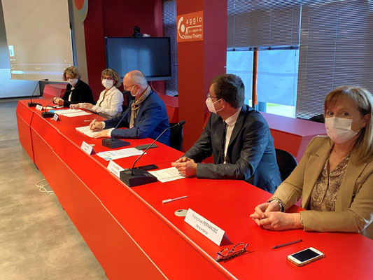 De gauche à droite : Anne Upravan, directrice de la CAF de l'Aisne et Christine Hoet, vice-présidente, Étienne Haÿ, président de l'Agglo, Nicolas Diédic, vice-président Enfance-Jeunesse et Françoise Fernandez, conseillère déléguée Petite enfance.