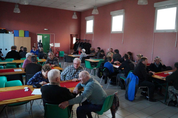 Les 36 joueurs et joueuses ont pris du plaisir dans la salle des fêtes.