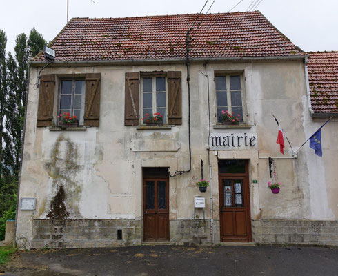 La façade principale de la mairie de Connigis avant les travaux.