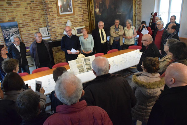 Le groupe d'habitants de Saint-Emilion est reçu en mairie.