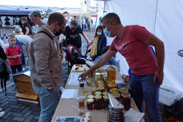 Les badauds ont flâné le long des cinquante stands installés sur la place de luxembourg...