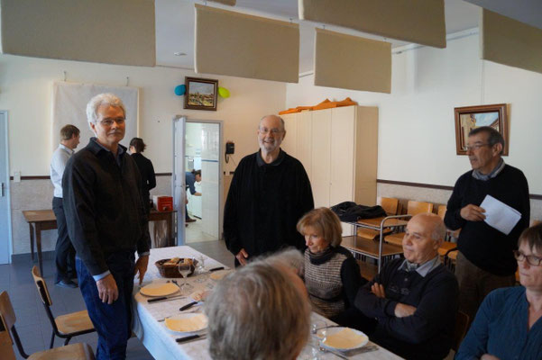 Debout de gauche à droite : les Texans Arthur et Albert, puis Bruno Lahouati, maire de Vallées-en-Champagne.