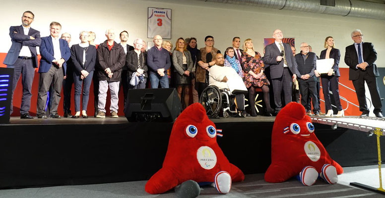 Président, vice-présidents et conseillers délégués avec Cédric Nankin Champion d'Europe de rugby fauteuil 2022 et 2023 et Marie-Amélie Le Fur triple Championne paralympique d'athlétisme (avant-dernière à droite).