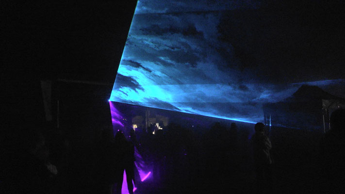 Un show laser, simple mais bon, a clôturé la soirée.