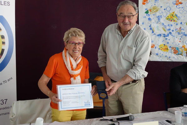 Françoise Roussel, secrétaire du Conseil d'administration, reçoit médaille et diplôme des mains de Jacques Charpié en reconnaissance de ses 40 ans d'engagement au service des familles dans les territoires ruraux.