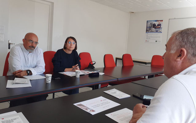 Rencontre avec Olivier Fenioux (au second plan à gauche), candidat NUPES dans la 1ère circonscription de l'Aisne.