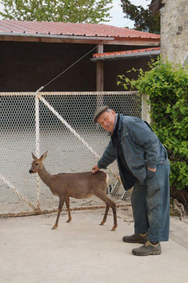Jean Chartier accueille la chevrette, le temps qu'elle retrouve tous ses esprits.