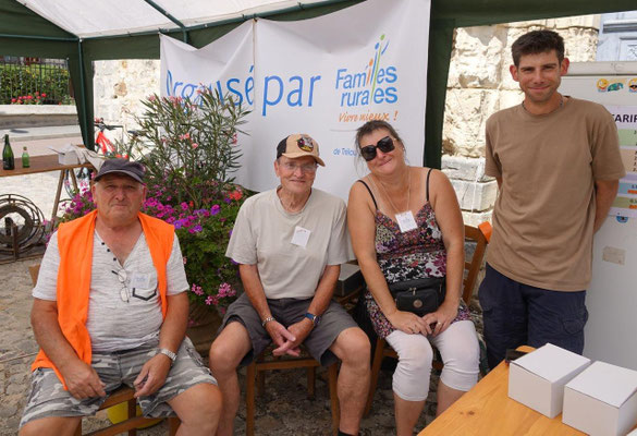 Le président Bernard Hérault (à gauche) et une partie des bénévoles de l'association Familles Rurales Trélou-sur-Marne.