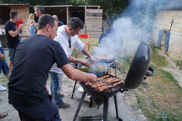 Brochettes et saucisses sont cuites aux p'tits oignons et à la vapeur.