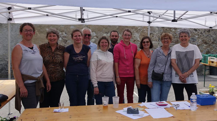 L'équipe de l'Association Familles Rurales du Breuil avec le maire de la commune Didier Dépit (second rang avec les lunettes).